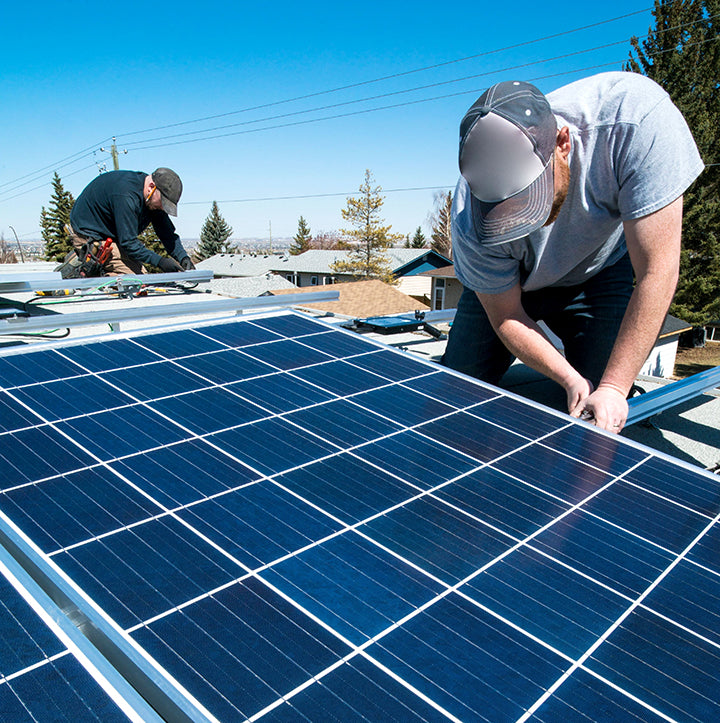 Installation d'un panneau solaire sur le toit d'une maison